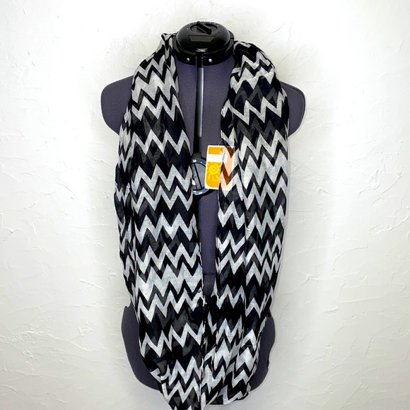Chevron Scarf Black & White - Picture 1 of 3